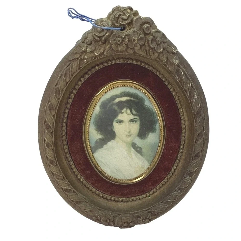 Vintage Victorian‎ Style Oval Miniature Portrait Red Velvet Gold Ornate Frame